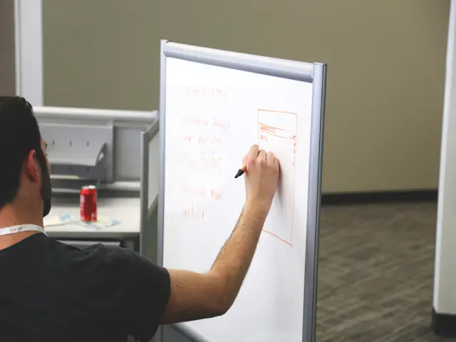 Emprendedor planificando los requisitos para obtener permisos municipales y patentes comerciales.