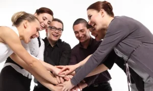 Equipo unido representando los diferentes tipos de sociedades para emprender en Chile.