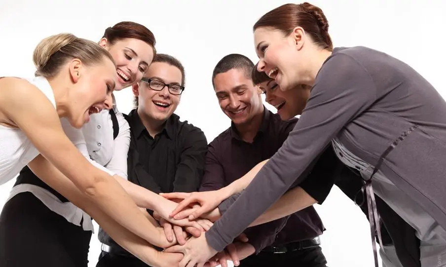 Equipo unido representando los diferentes tipos de sociedades para emprender en Chile.